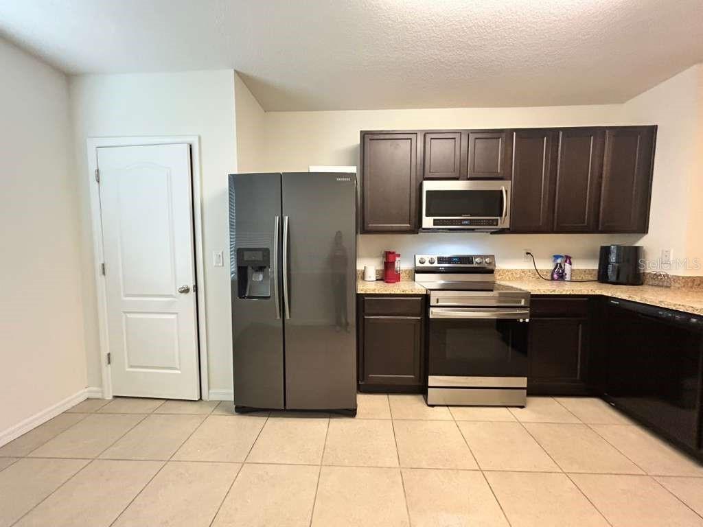 LAKE BLUFF/TOWN CENTER EAST PH - Residential Lease