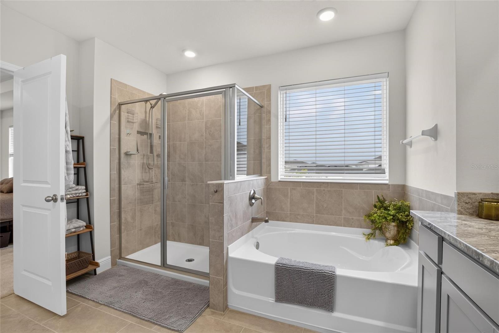 MANGROVE MANOR - Residential
