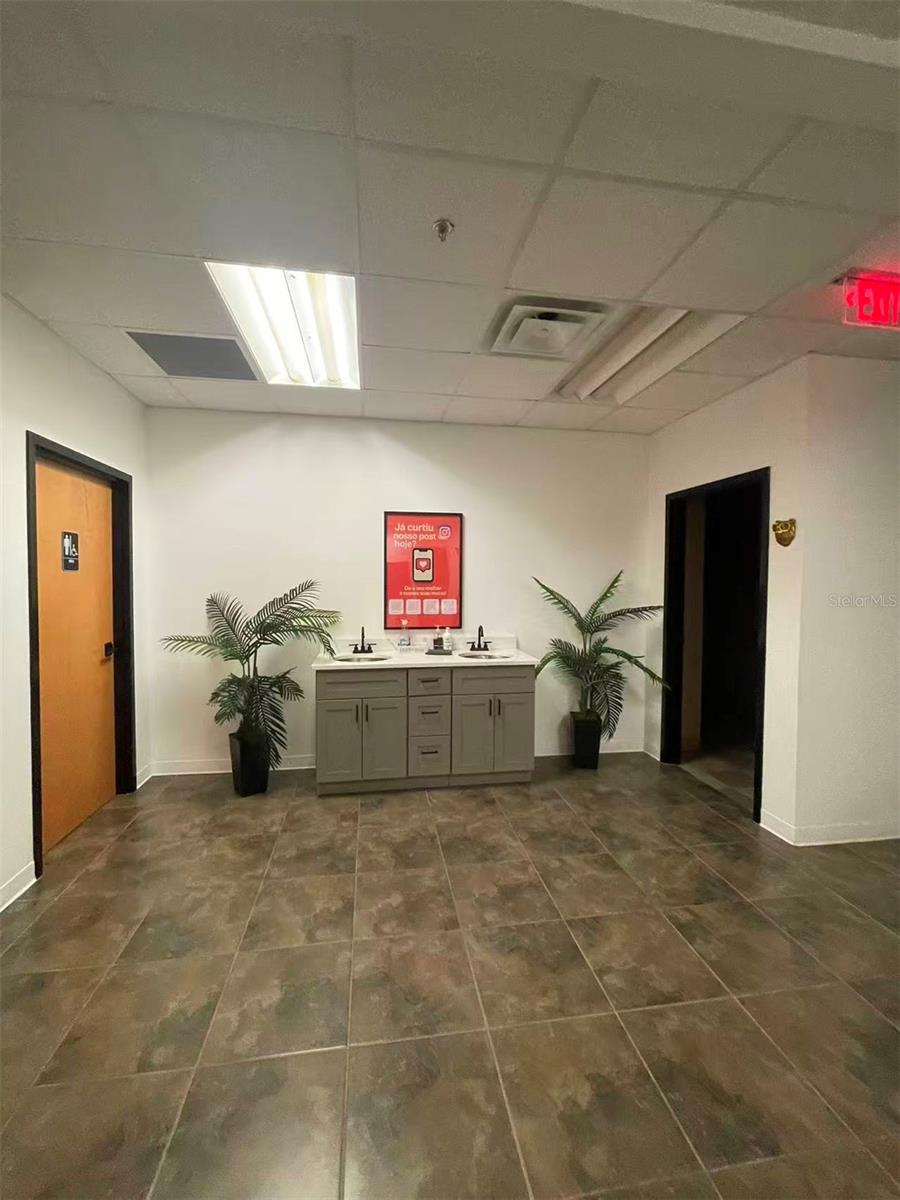 DREWTINA COMMERCE CENTER - Commercial Lease