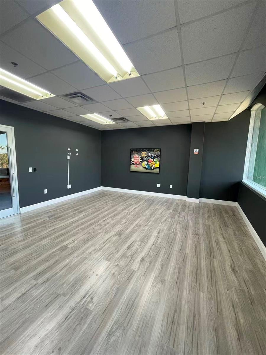 DREWTINA COMMERCE CENTER - Commercial Lease