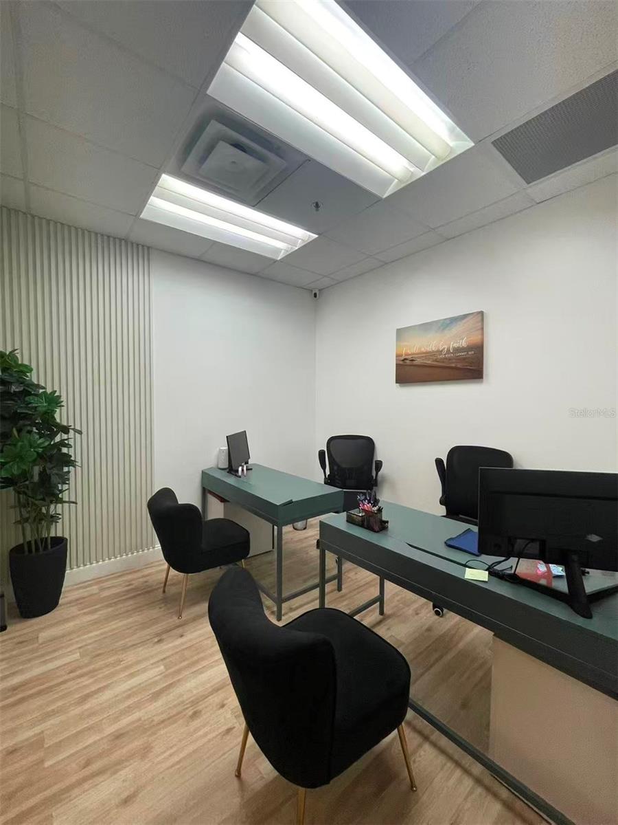 DREWTINA COMMERCE CENTER - Commercial Lease