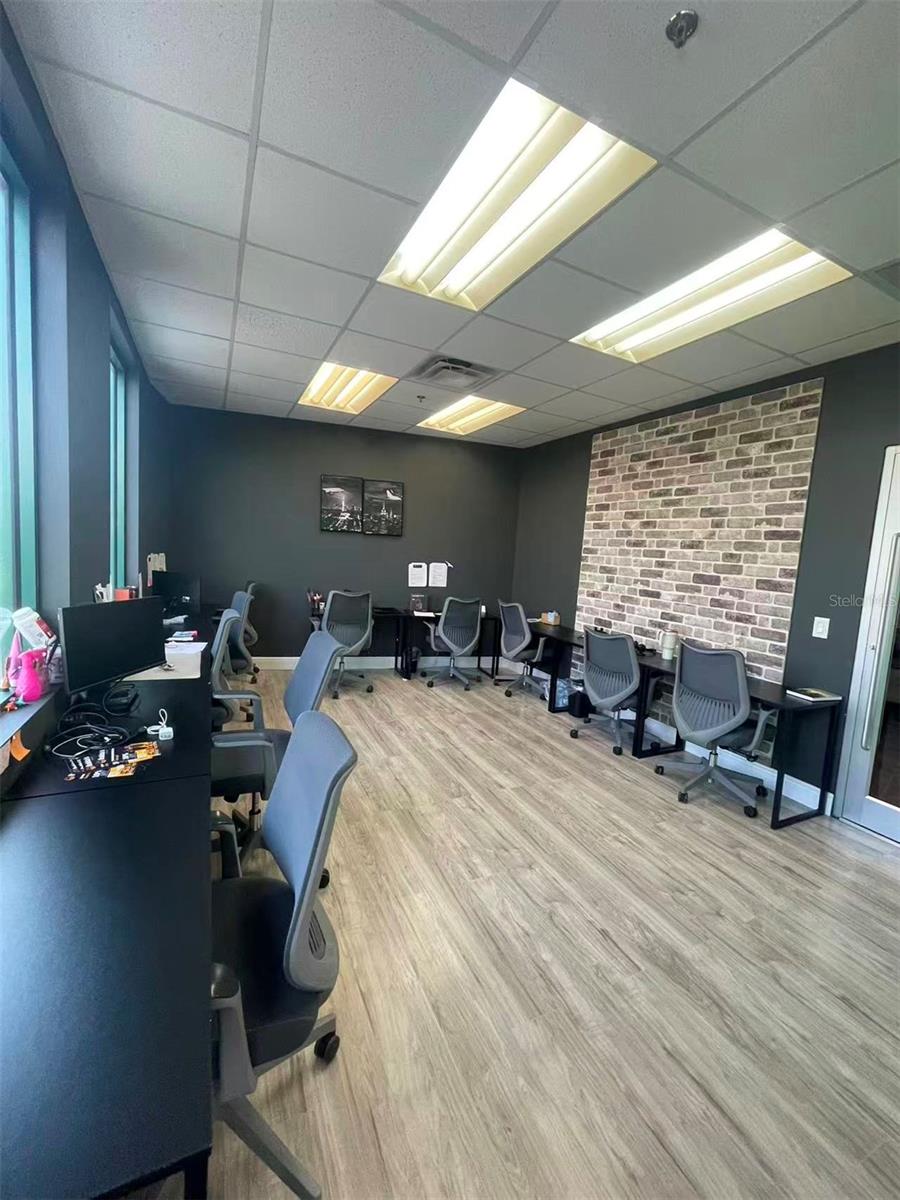 DREWTINA COMMERCE CENTER - Commercial Lease