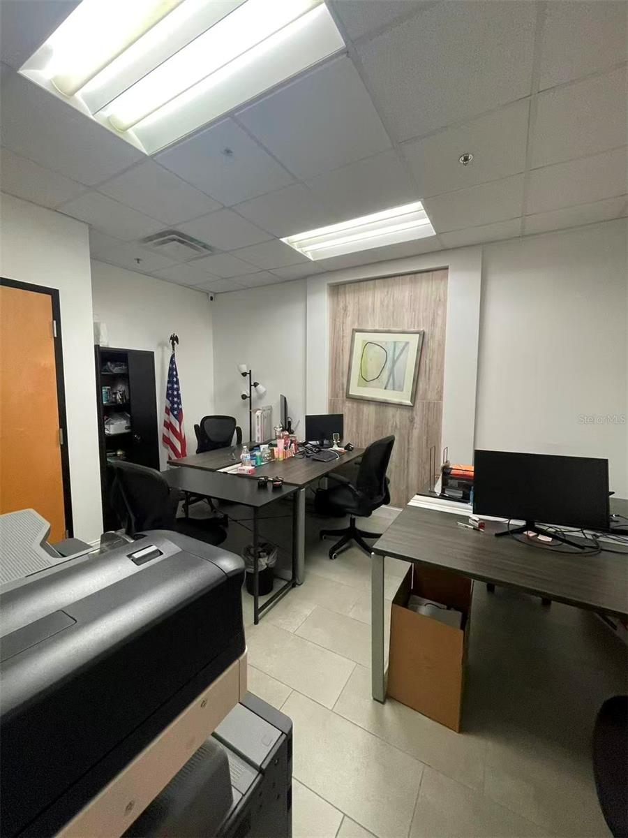 DREWTINA COMMERCE CENTER - Commercial Lease