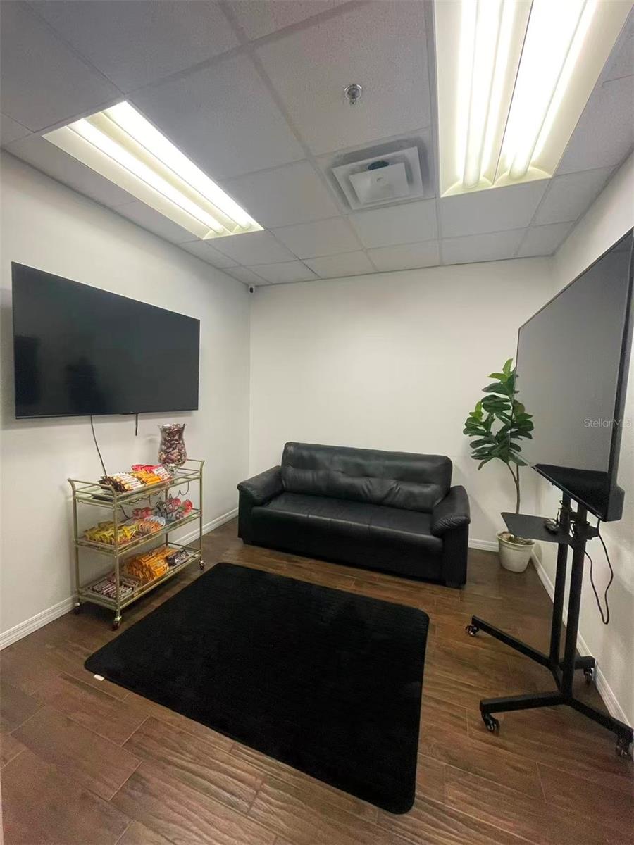 DREWTINA COMMERCE CENTER - Commercial Lease