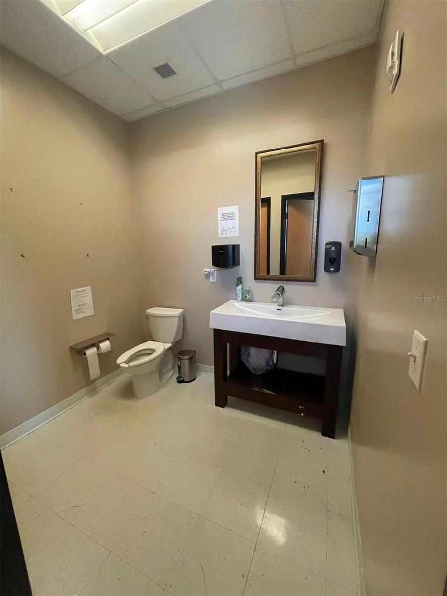 DREWTINA COMMERCE CENTER - Commercial Lease