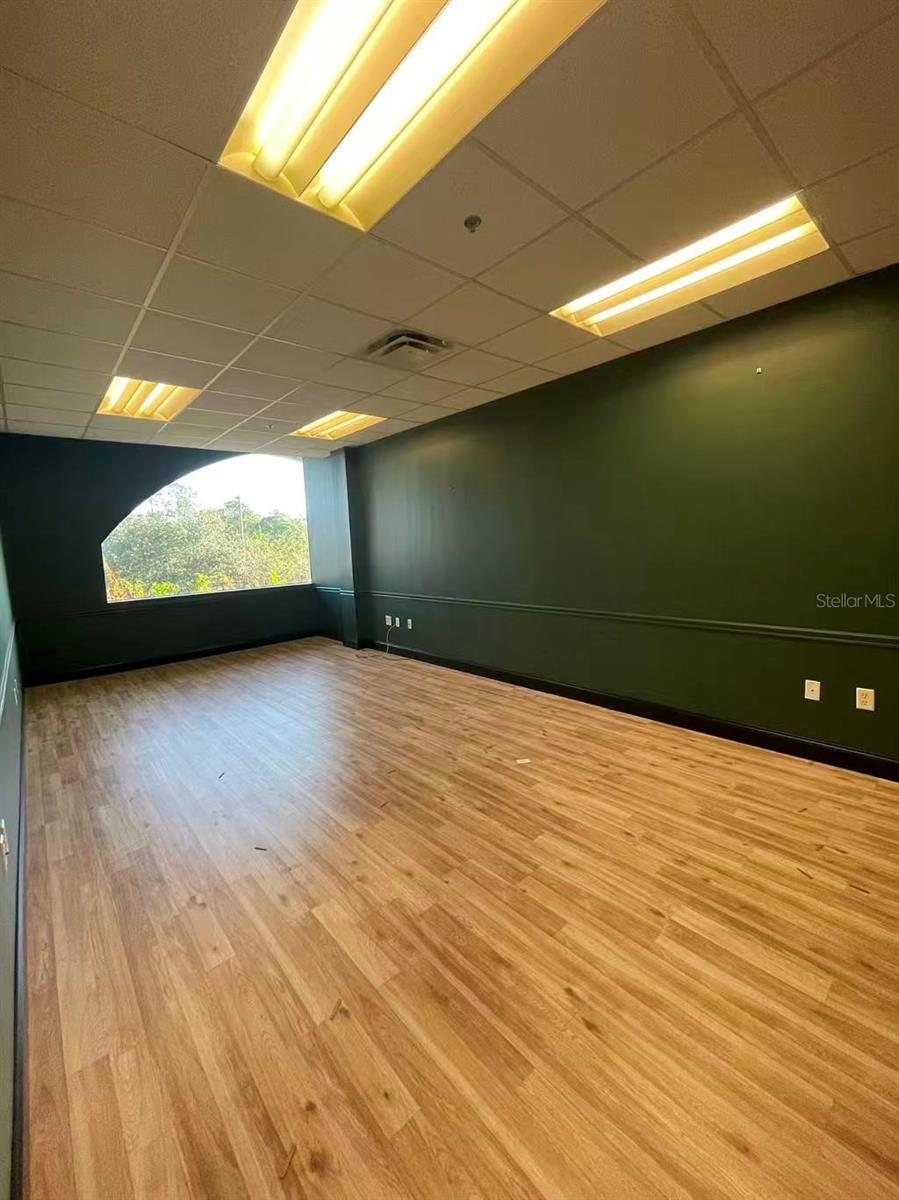 DREWTINA COMMERCE CENTER - Commercial Lease