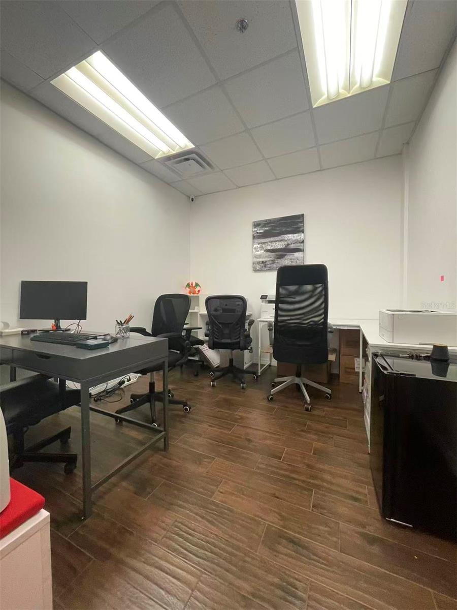 DREWTINA COMMERCE CENTER - Commercial Lease
