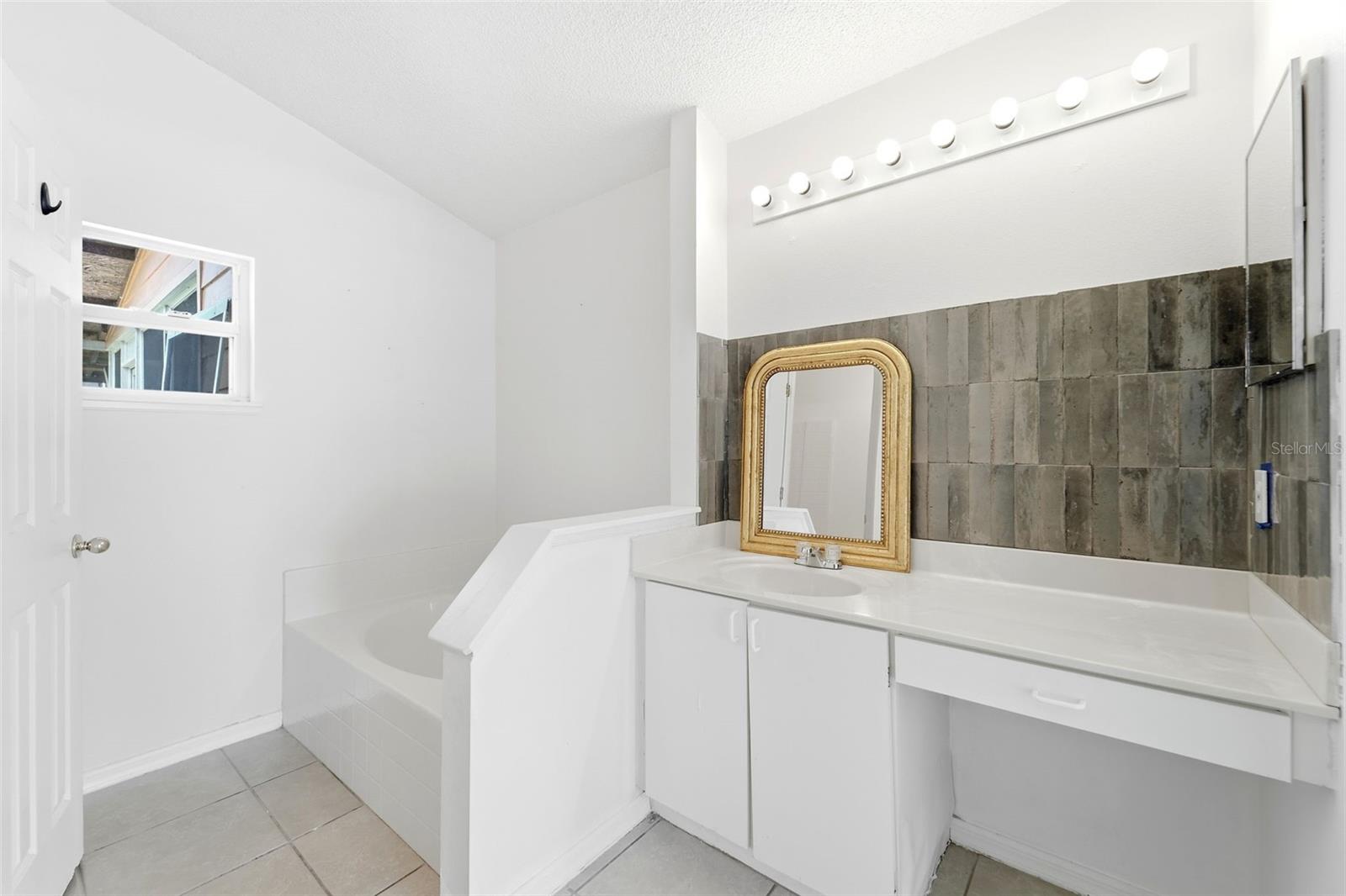 DELTONA LAKES UN 40 - Residential