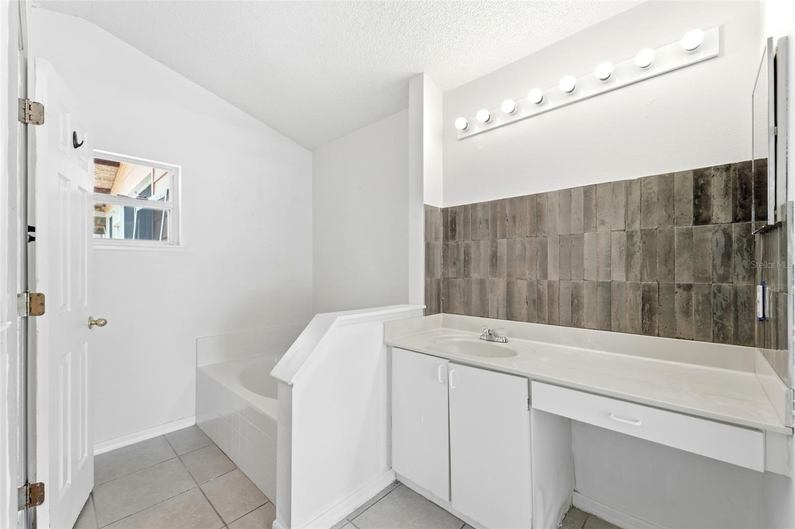 DELTONA LAKES UN 40 - Residential