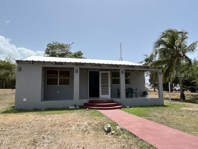 A superb beach community residence, situated in the Bastimento area of Villa Borinquen!
A single story, Caribbean home located next to Bastimento Beach! It is to be sold fully furnished & it features three bedrooms, one bathroom & laundry room. The open dining-living room is adjacent to the ample front balcony: A space that will delight you with star filled nights & warm ocean breezes…
All this on approximately one quarter of an acre of flat land.