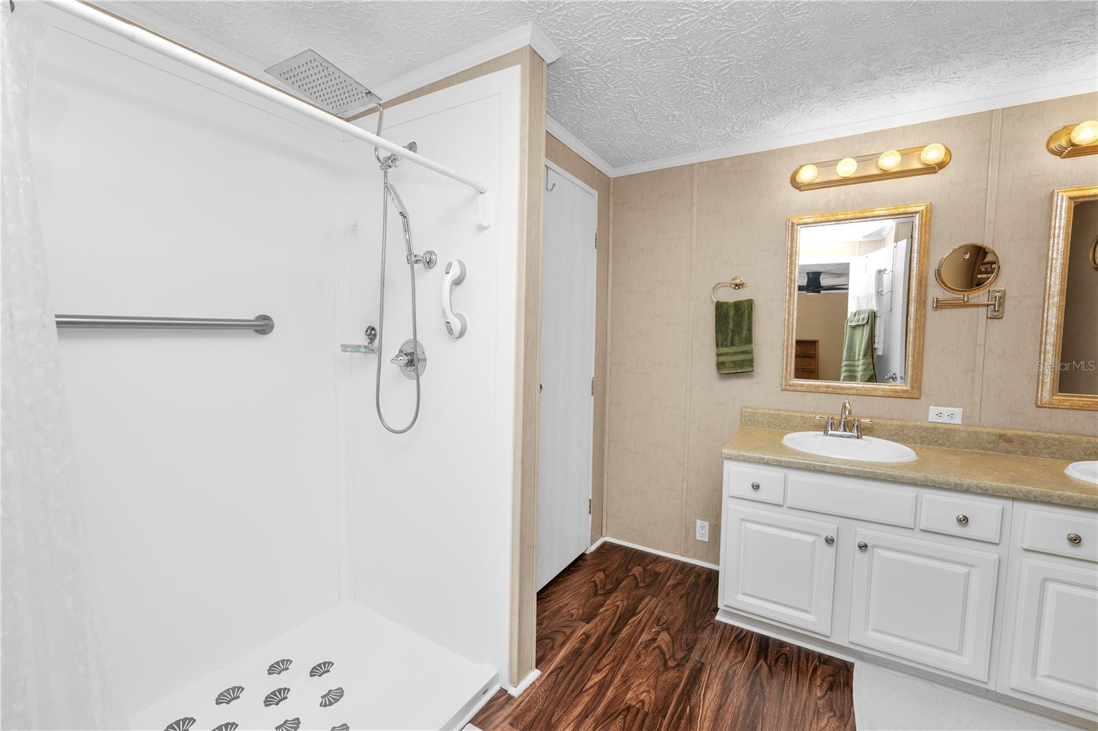 LAKESIDE HILLS ESTATES - Residential