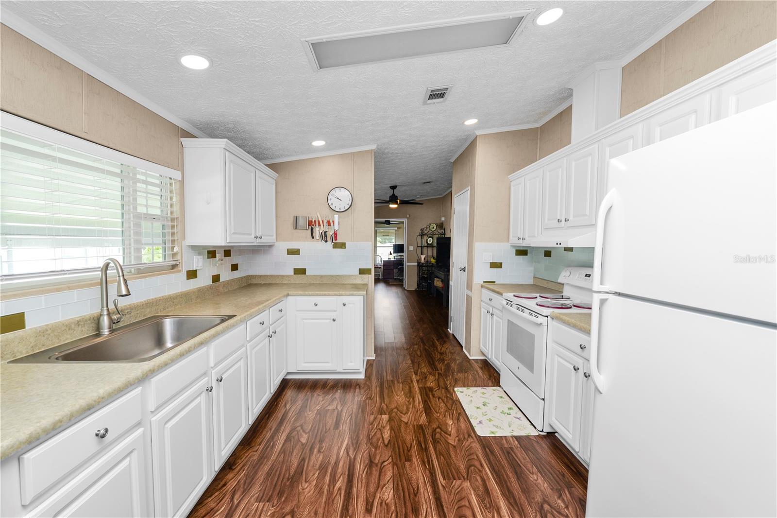 LAKESIDE HILLS ESTATES - Residential