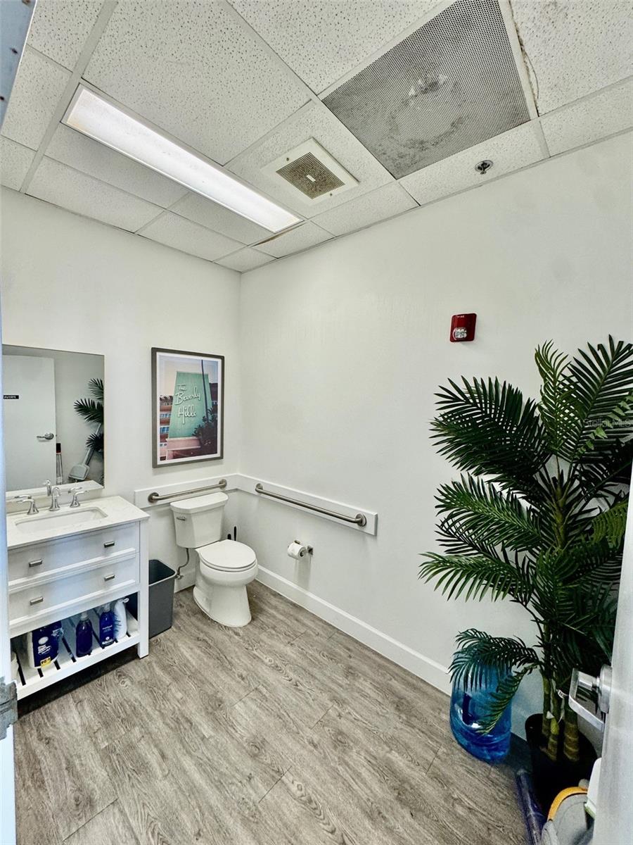 BAYVIEW COMM PLAZA - Commercial Lease