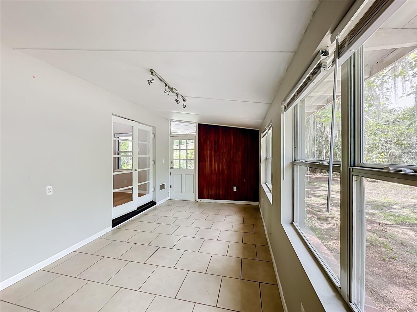 GOLF CLUB MANOR - Residential