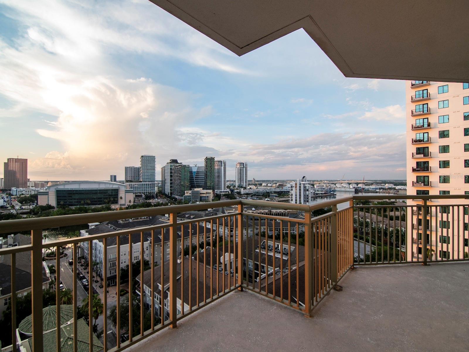 THE PLAZA HARBOUR ISLAND A CON - Residential