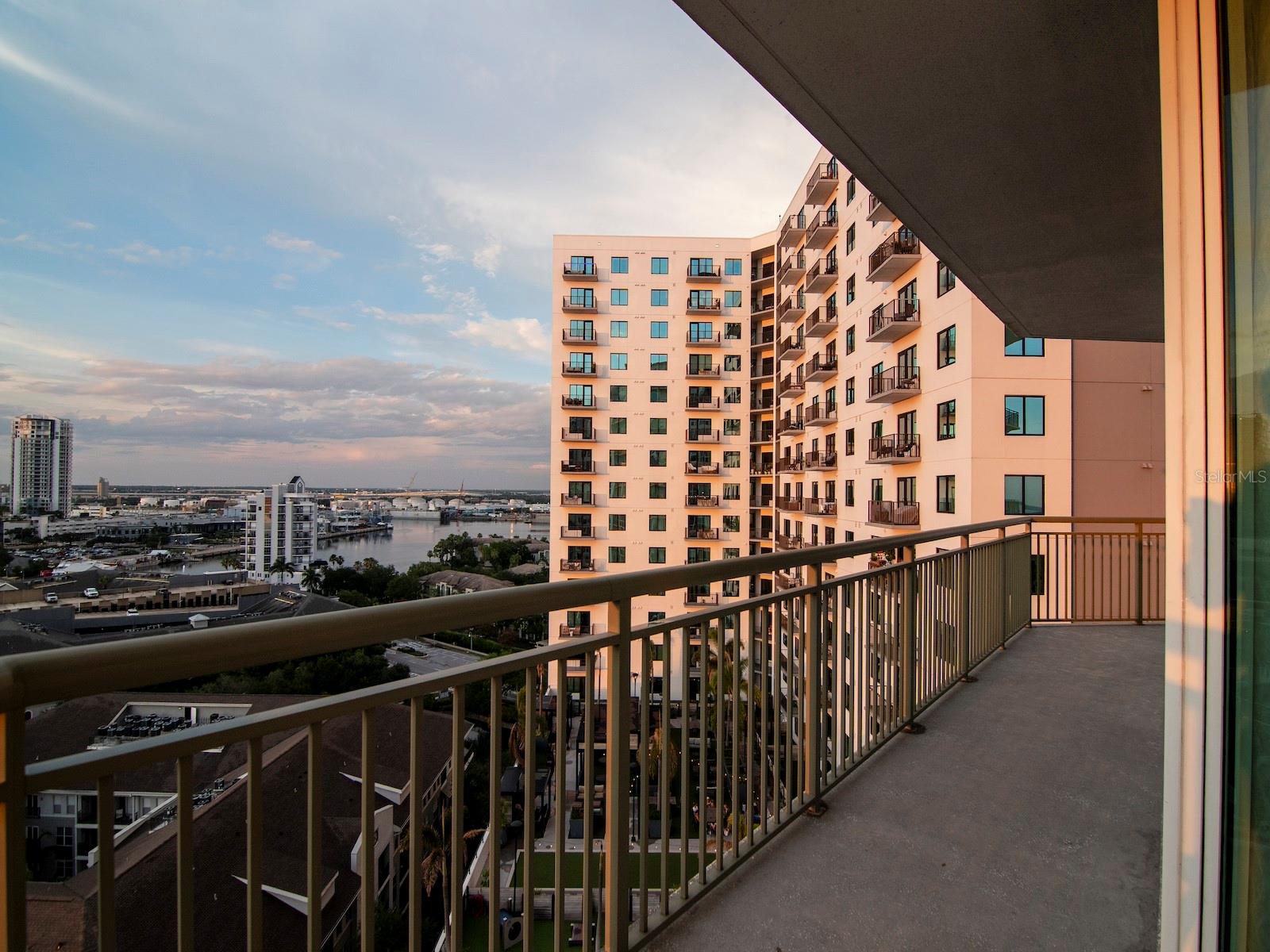 THE PLAZA HARBOUR ISLAND A CON - Residential