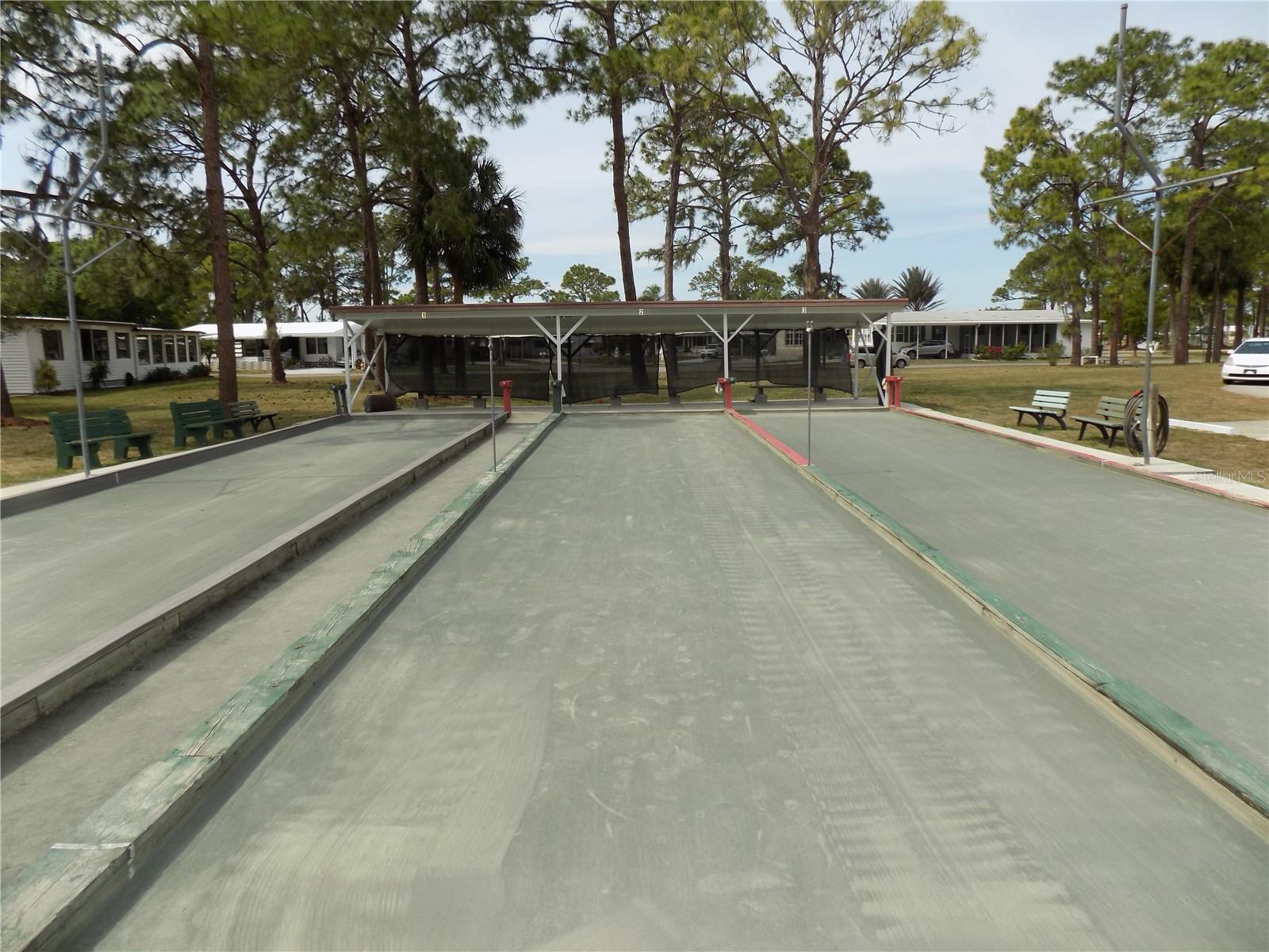 HOLIDAY PARK - Land