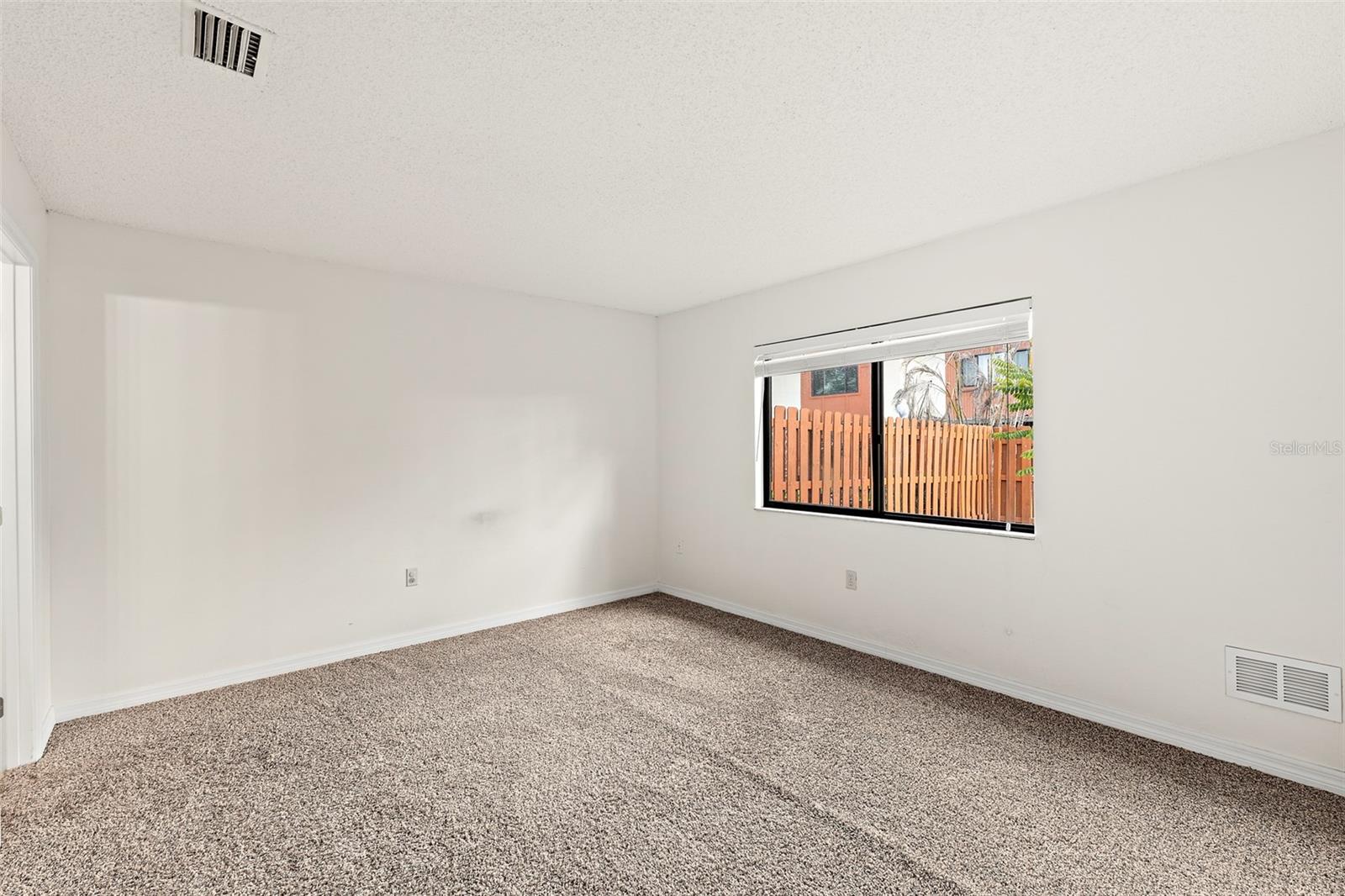 TOWNHOMES & VILLAS DIANA - Residential