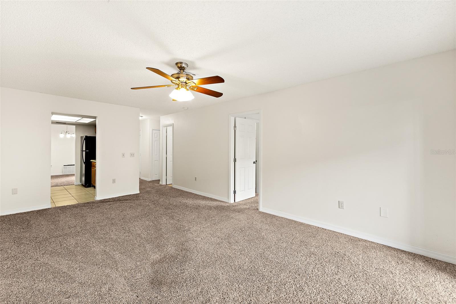 TOWNHOMES & VILLAS DIANA - Residential