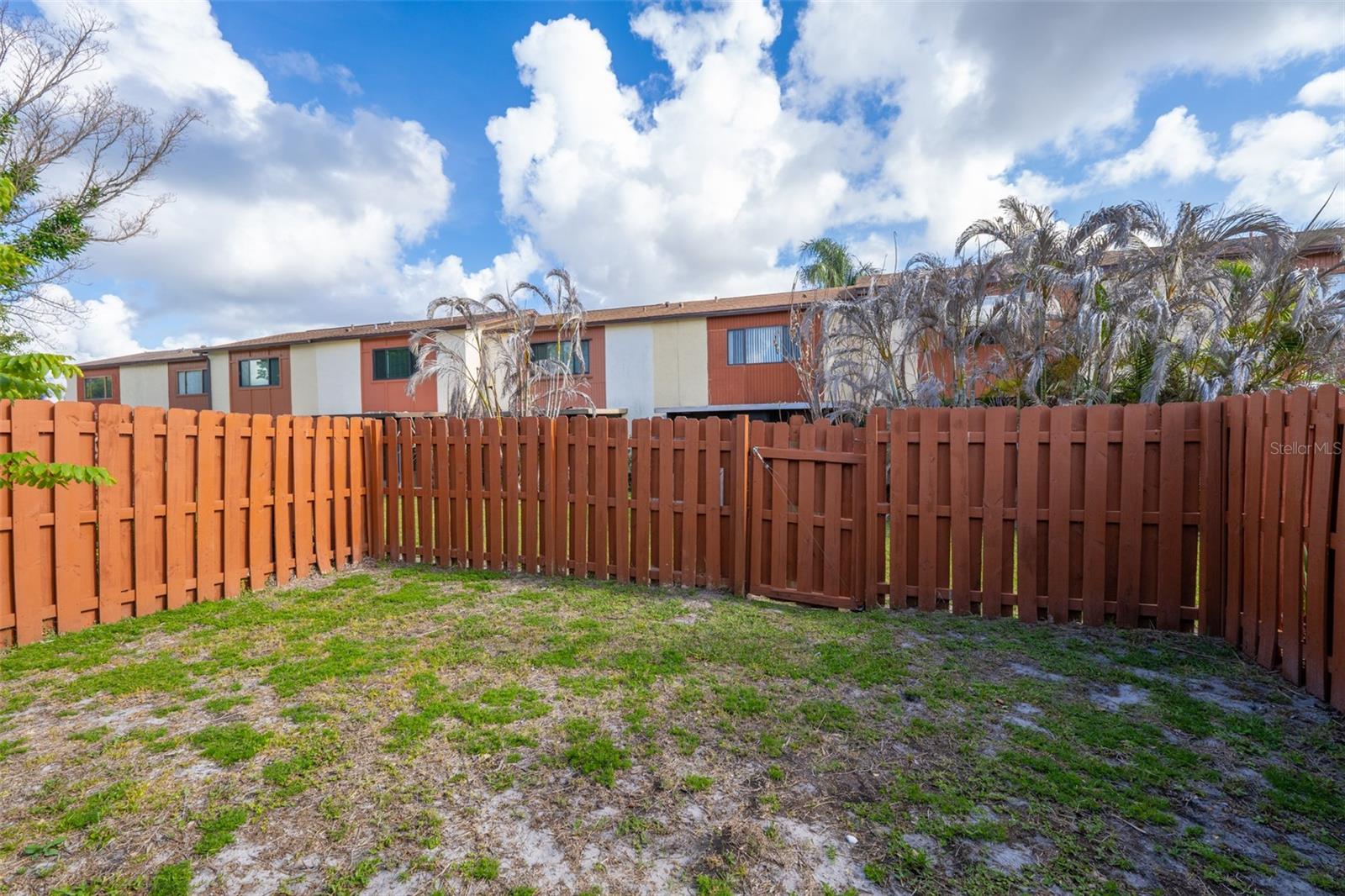 TOWNHOMES & VILLAS DIANA - Residential