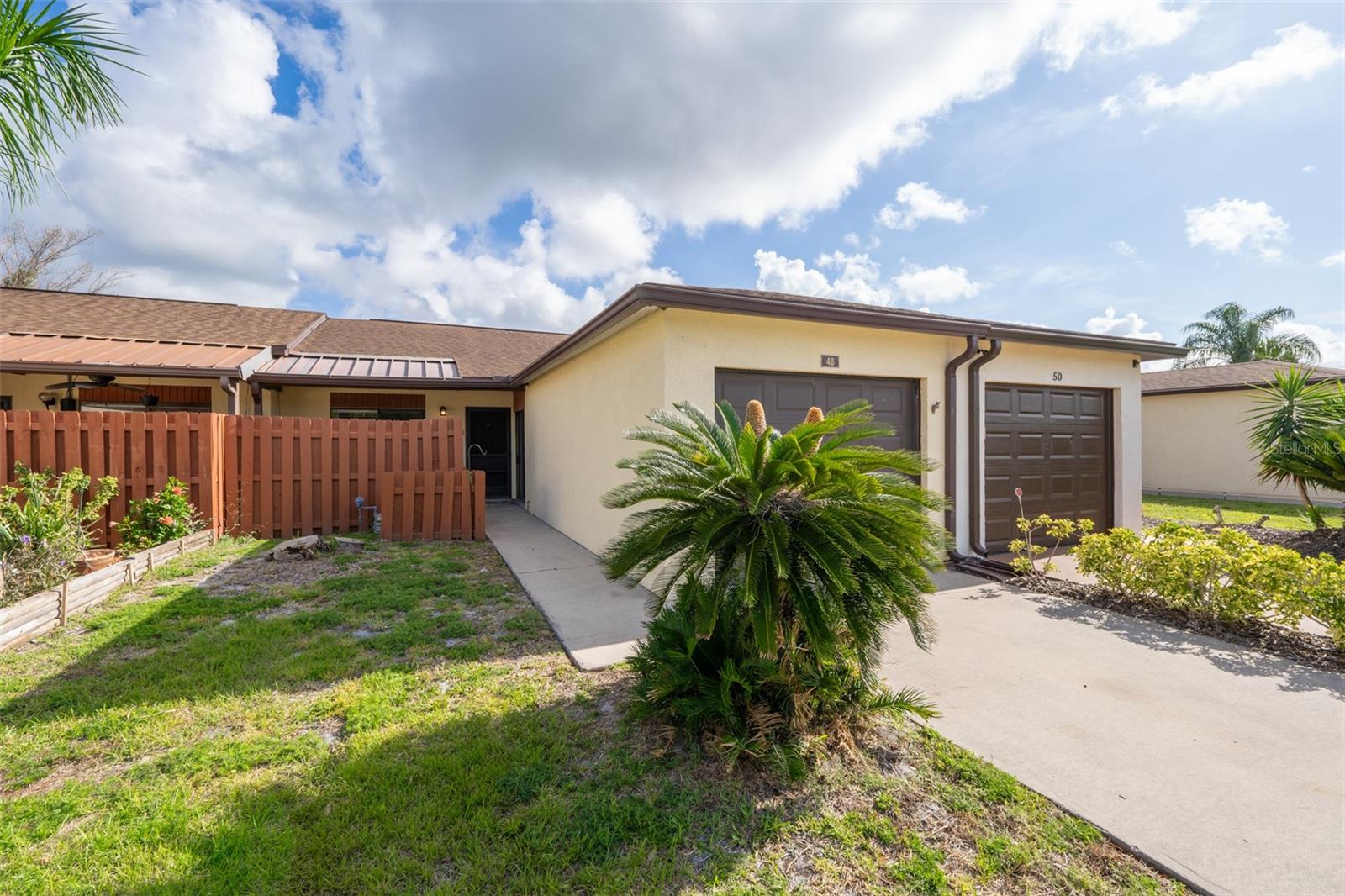 TOWNHOMES & VILLAS DIANA - Residential