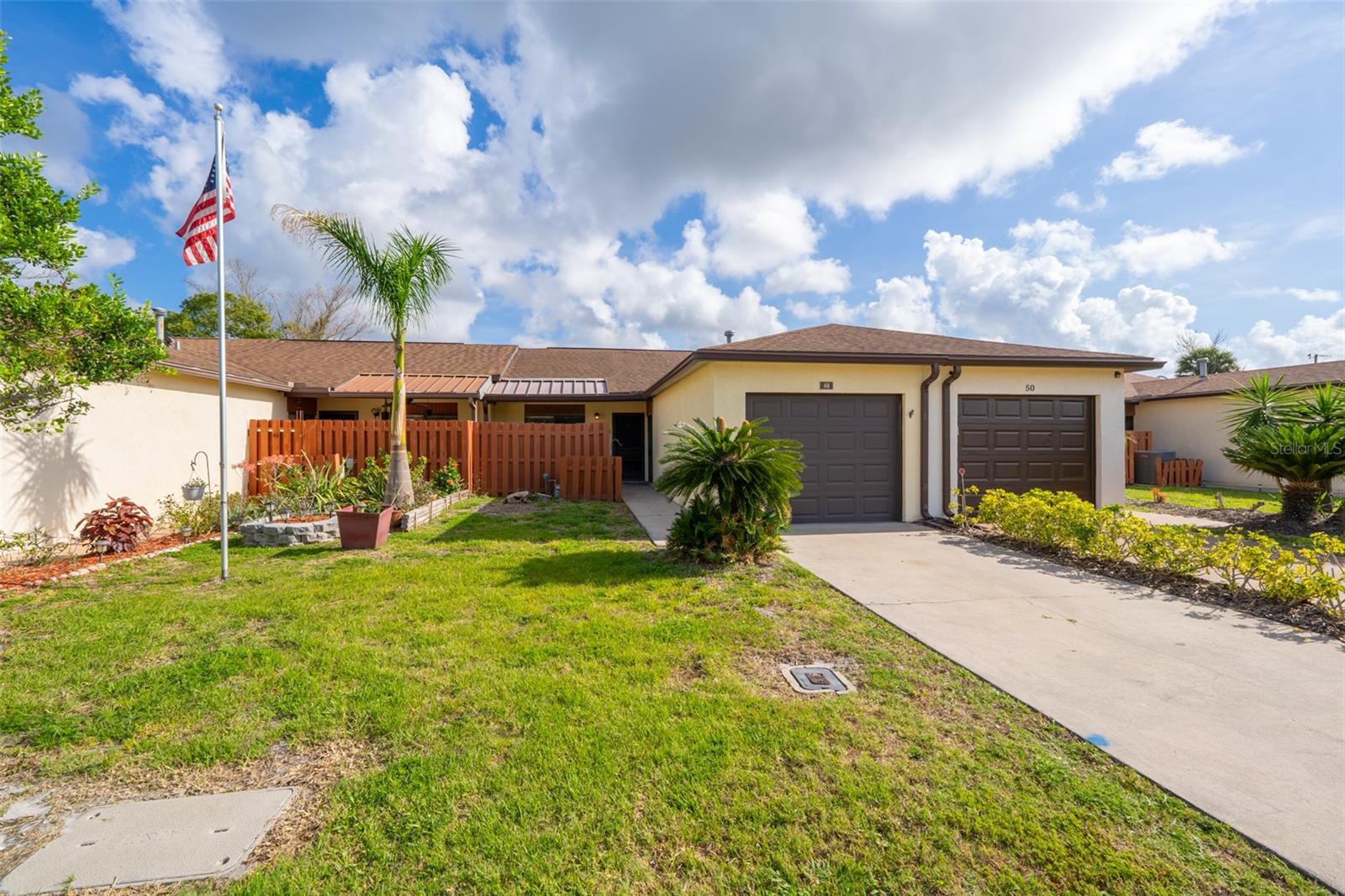 TOWNHOMES & VILLAS DIANA - Residential