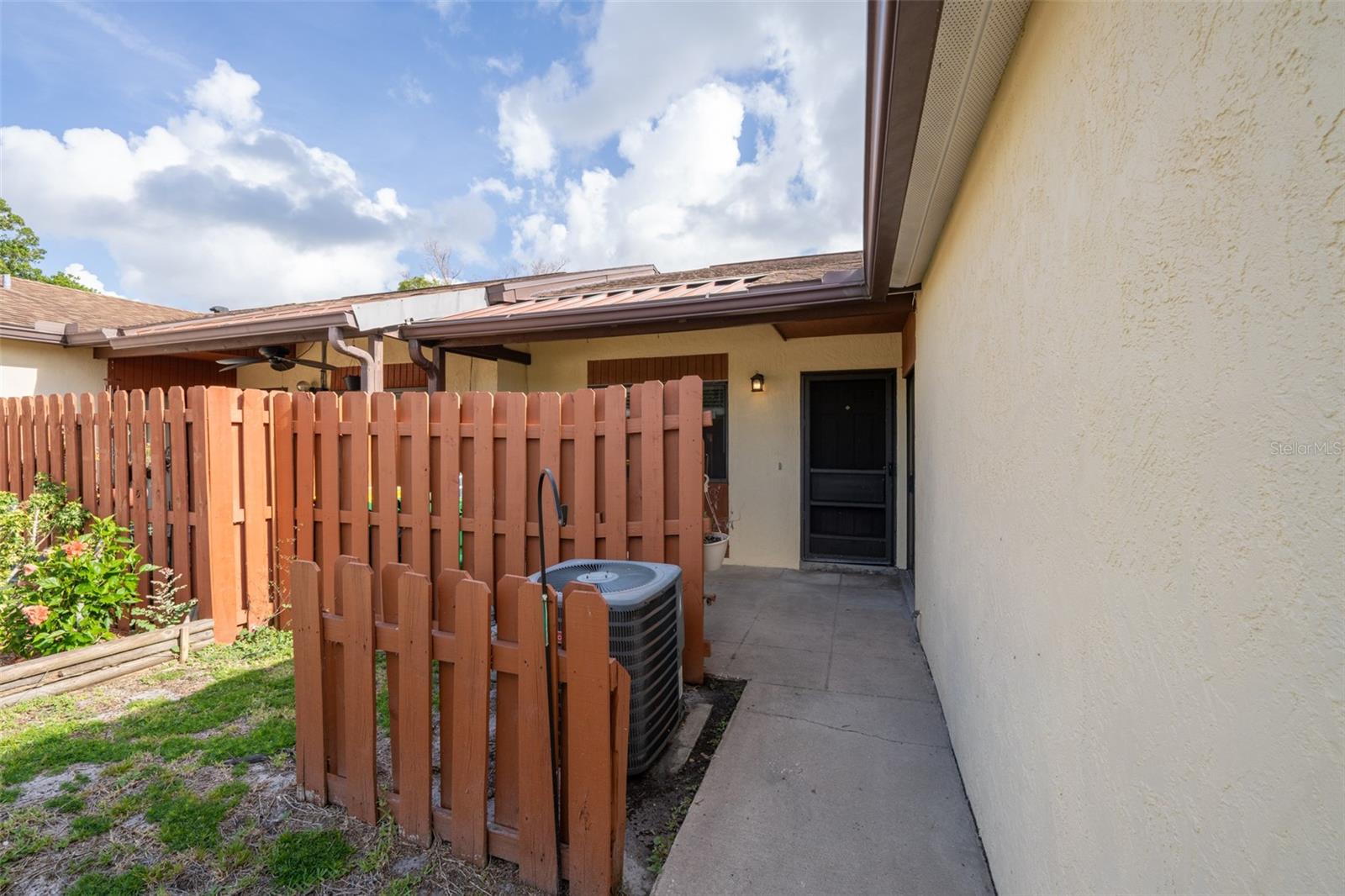 TOWNHOMES & VILLAS DIANA - Residential