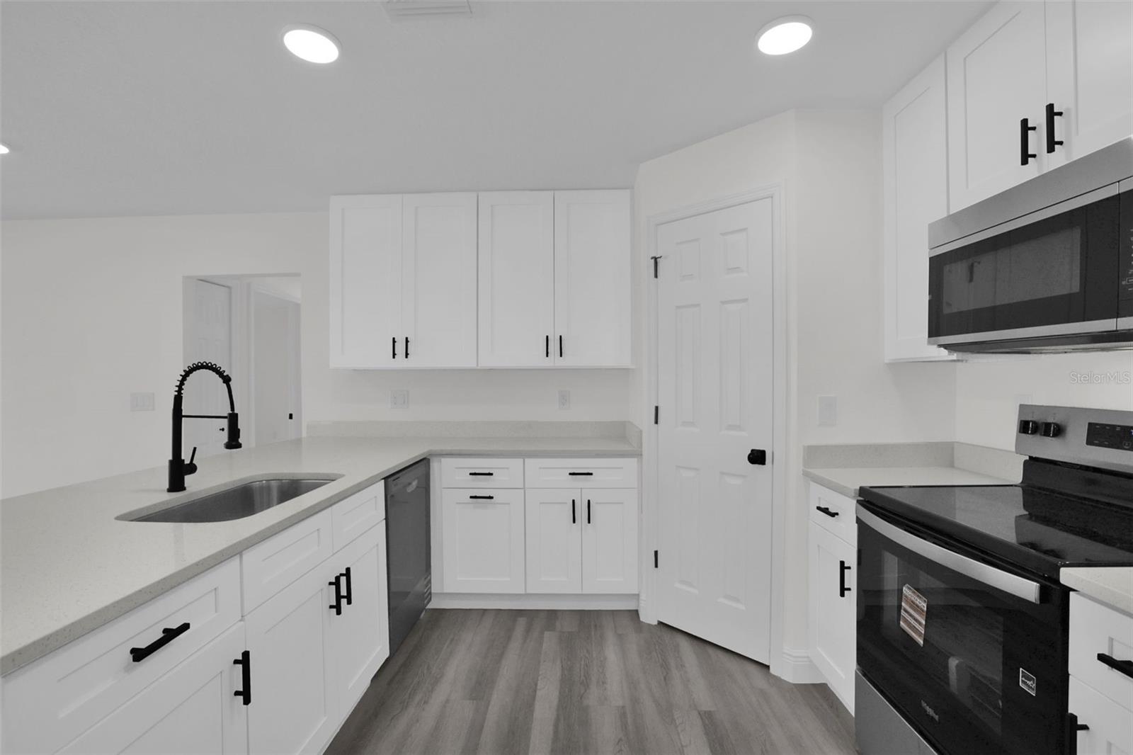 ELNORA SQUARE AMD - Residential