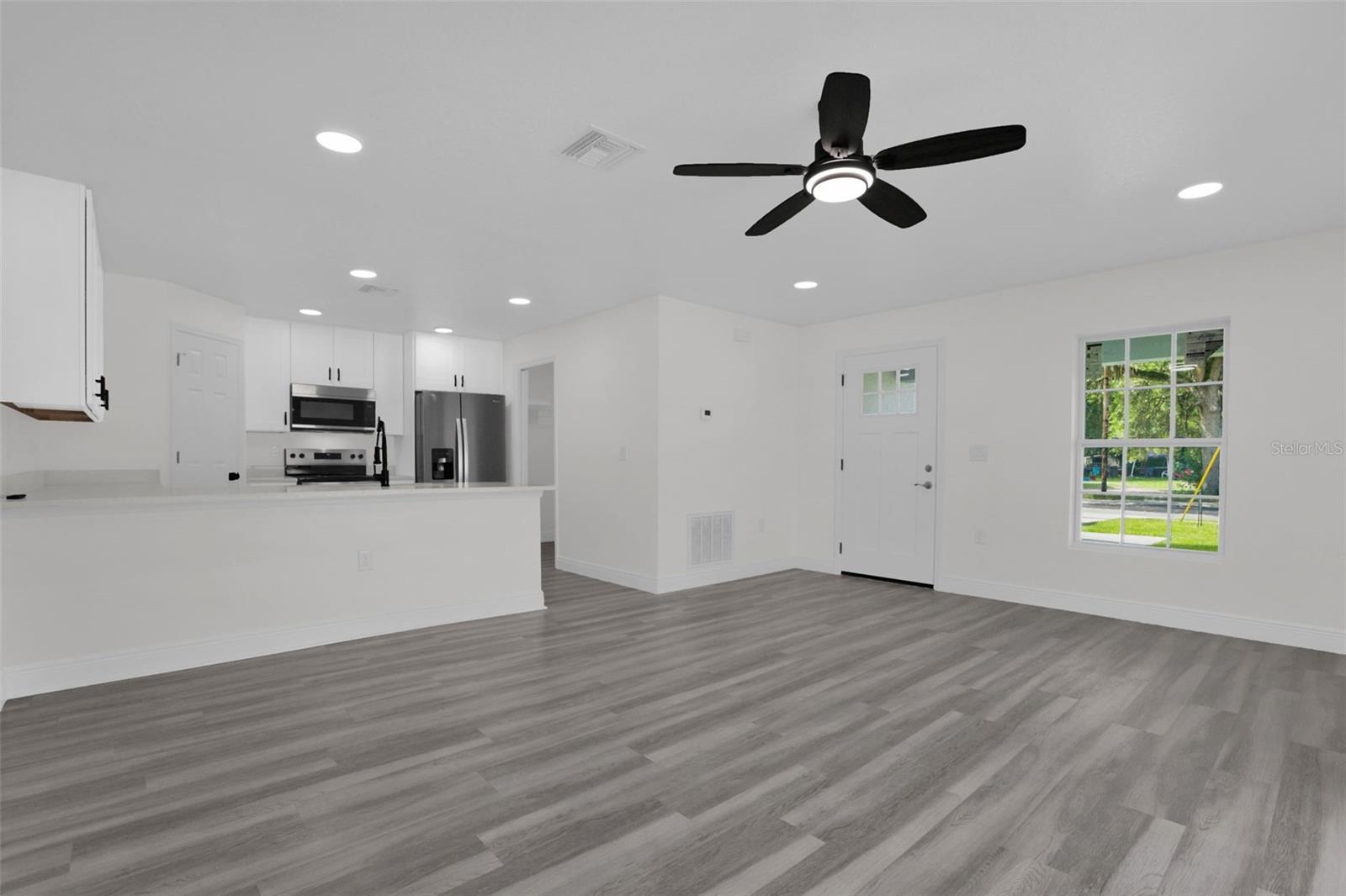 ELNORA SQUARE AMD - Residential