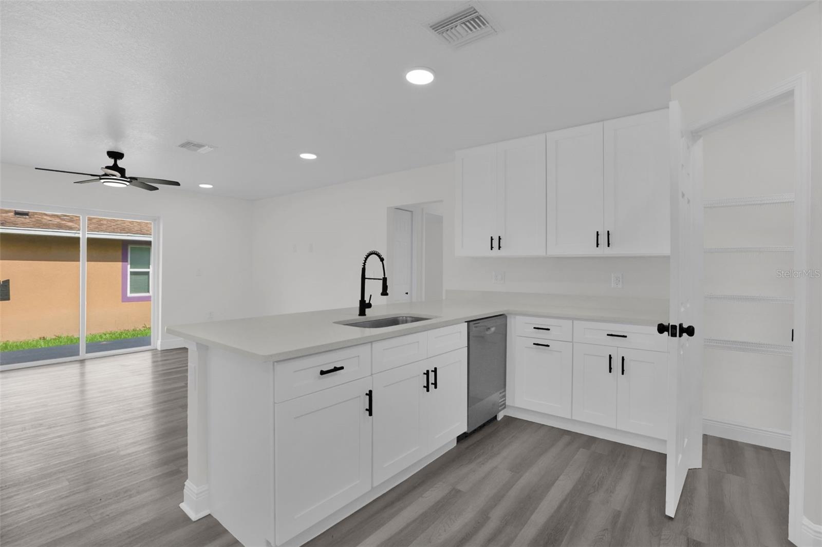 ELNORA SQUARE AMD - Residential