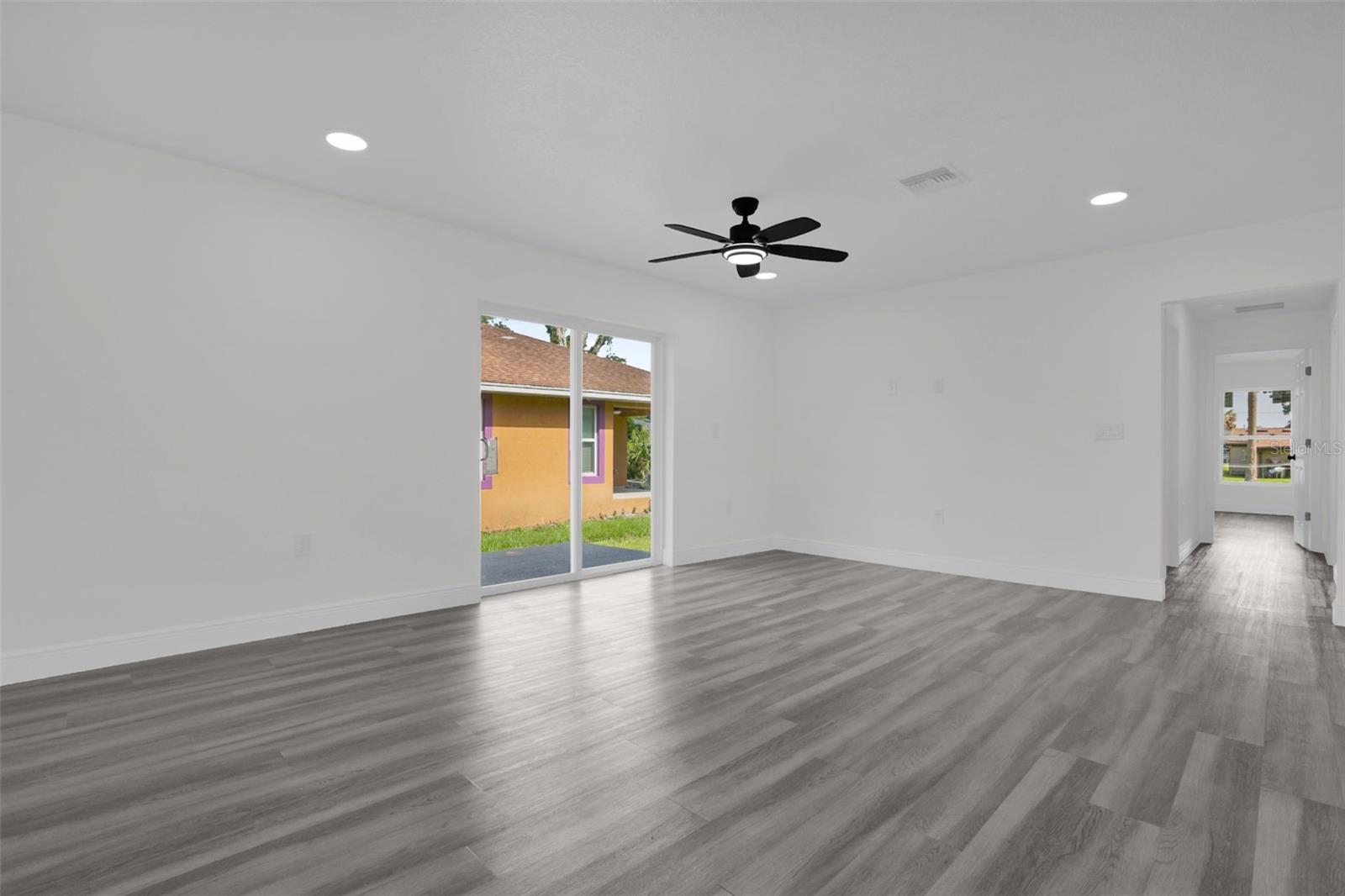 ELNORA SQUARE AMD - Residential
