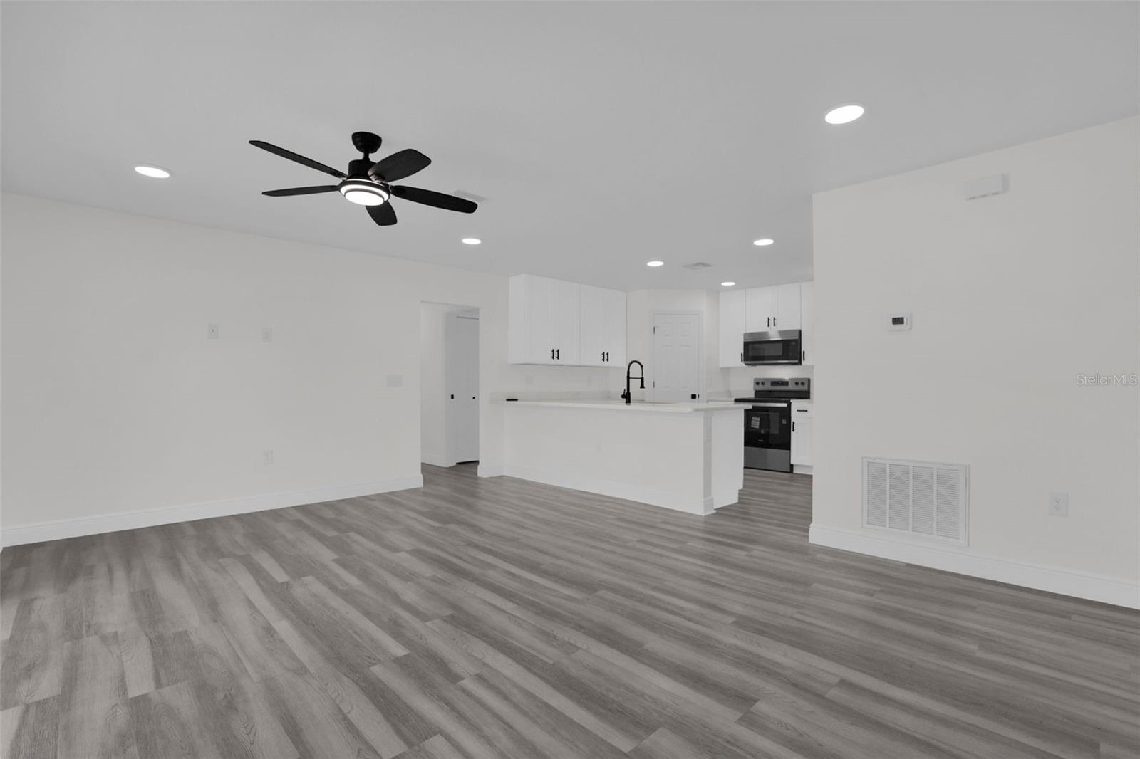 ELNORA SQUARE AMD - Residential