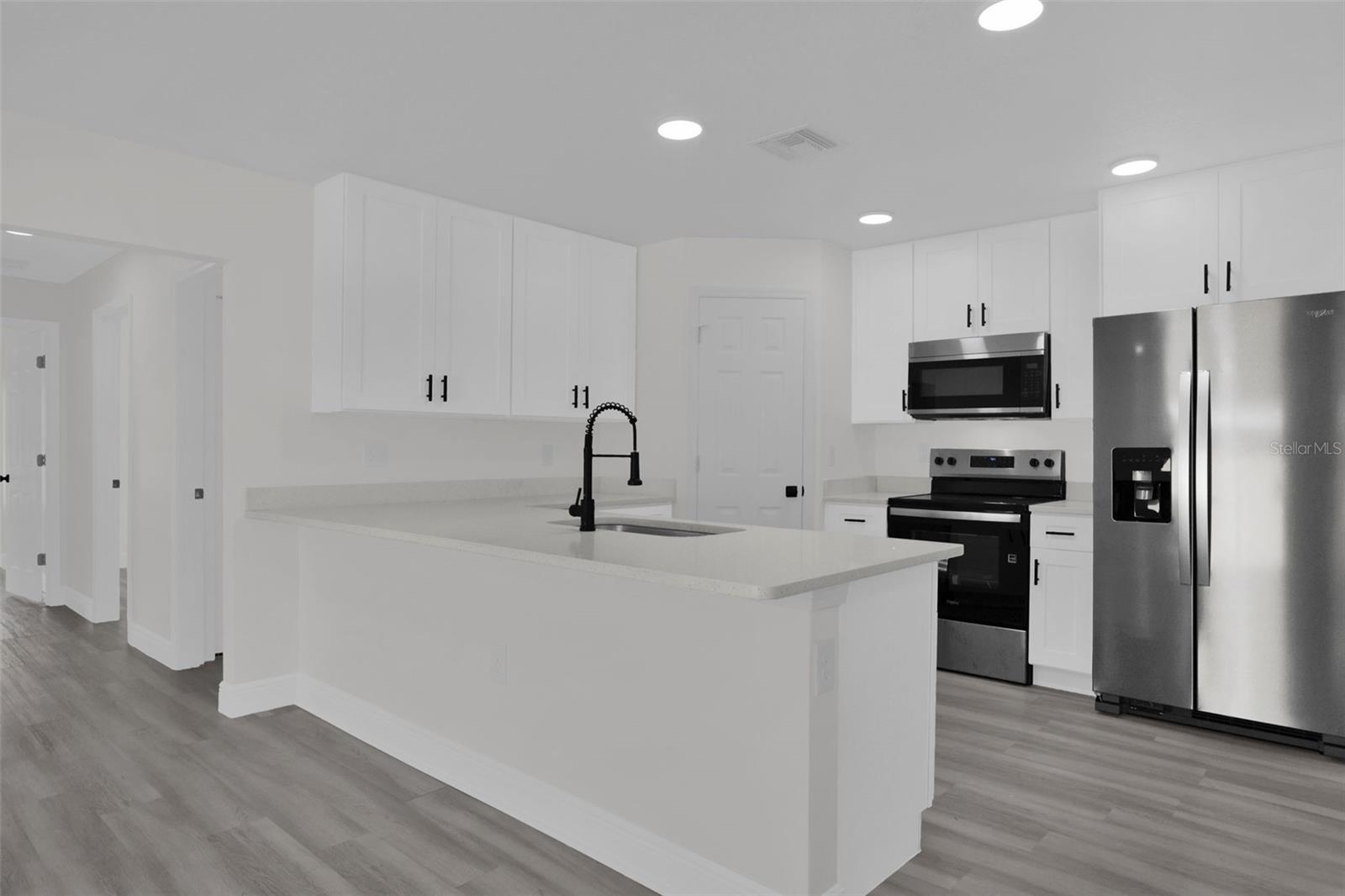 ELNORA SQUARE AMD - Residential