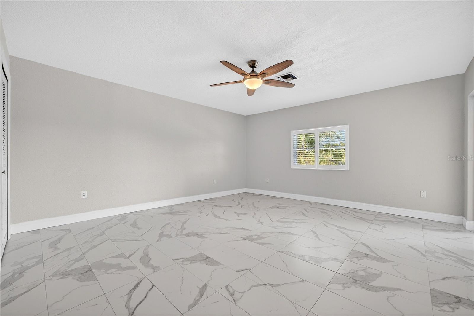 COUNTRY CLUB SHORES - Residential