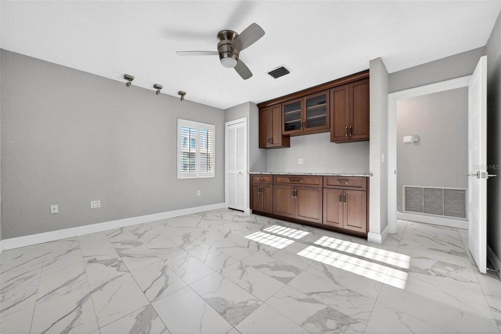 COUNTRY CLUB SHORES - Residential