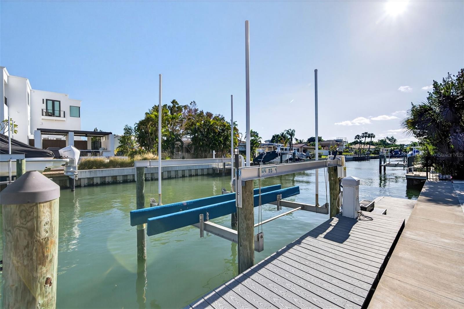 COUNTRY CLUB SHORES - Residential