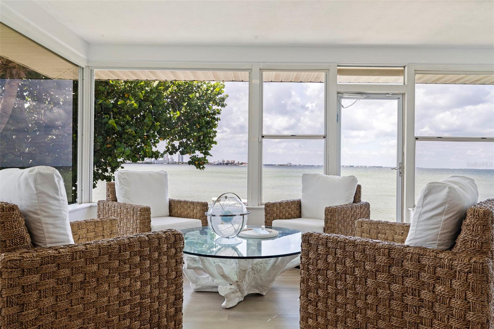 TROPICAL SHORES - Residential
