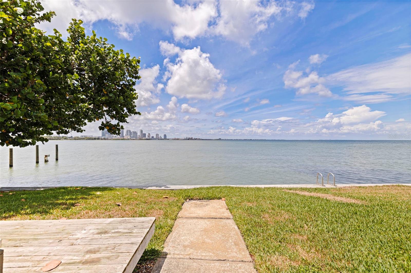 TROPICAL SHORES - Residential