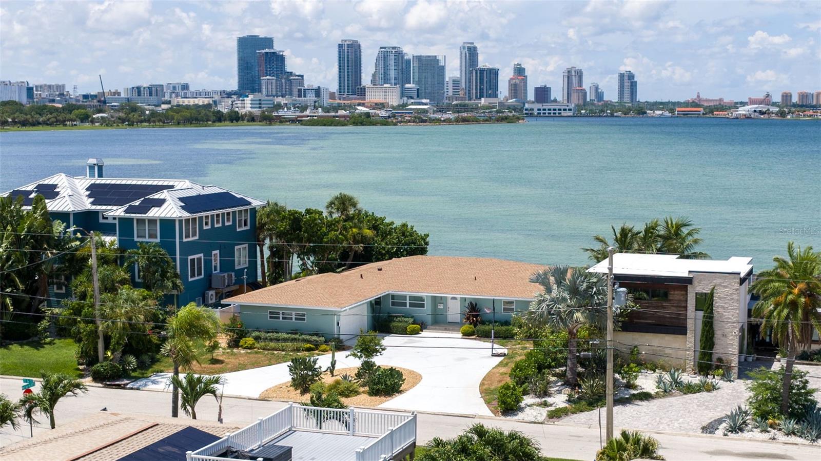 TROPICAL SHORES - Residential
