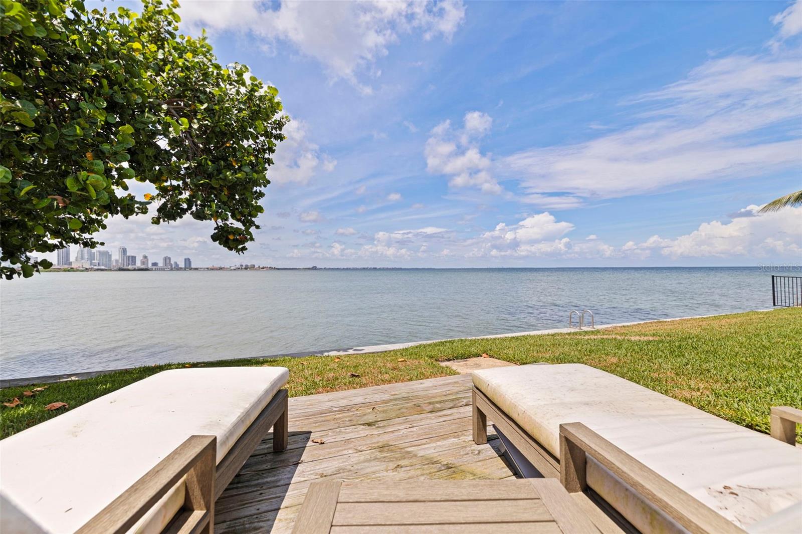 TROPICAL SHORES - Residential