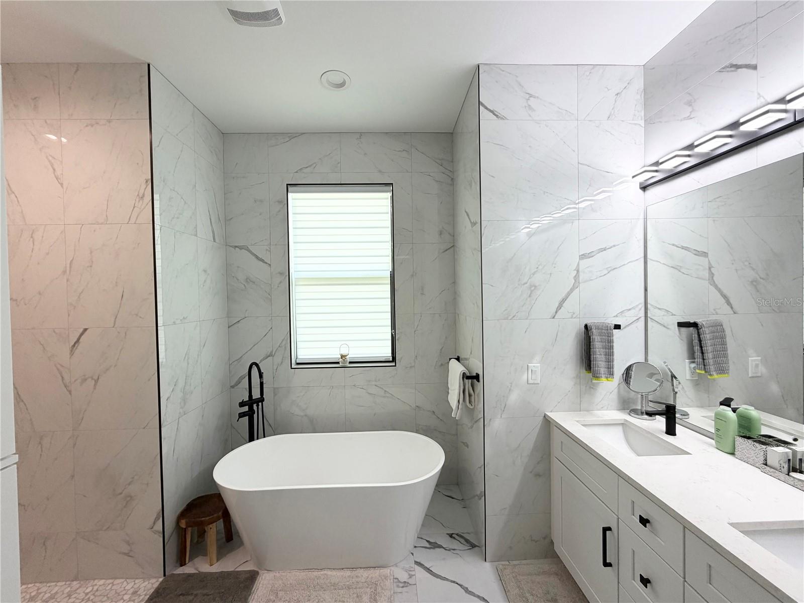 SOUTH VENICE - Residential Lease