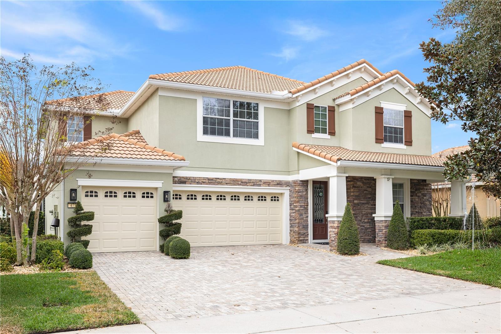 Luxurious Two-Story House with Spectacular Backyard

Be enchanted by this beautiful two-story house, carefully designed to offer comfort, sophistication, and a complete lifestyle. The residence has 4 bedrooms, 3 full bathrooms, and a 3-car garage, ideal for those seeking space, functionality, and elegance.

The property features large windows that guarantee excellent natural lighting and enhance the view, as well as ceiling fans in several rooms. The living room and dining room feature elegant wood floors, while the bedrooms have vinyl flooring, providing comfort and practicality. The already installed curtains and well-planned design complement the spaces with charm and harmony.

At the entrance, a charming covered veranda, framed by a beautiful garden, creates a welcoming and sophisticated reception area. The house follows the desired open concept, promoting perfect integration between the social spaces.

The kitchen is a true highlight, equipped with granite countertops, high-quality wood cabinets, and all stainless steel appliances, ideal for both everyday use and entertaining guests.

An impressive backyard:

The outdoor area was carefully planned to offer beauty, comfort, and leisure. The spacious backyard features impeccable landscaping, a syntetic turf, and excellent use of space. Sliding doors connect the interior of the house to a large covered veranda, creating a perfect environment for outdoor meals, gatherings with friends, or relaxing family moments.

A true private retreat, ideal for enjoying the best of Florida's climate.

The bedrooms are spacious and well-distributed, all with generous closets. Upstairs, the property also features a versatile loft, perfect for a home office, TV room, or living space.

The house also has an equipped laundry room, adding even more practicality to daily life.

Located in a gated community, this residence offers excellent amenities, such as:

Community pool

Children's playground

Clubhouse

Walking paths

All this in a prime location, close to schools, markets, restaurants and the city's main conveniences.

A complete home, with a charming backyard and ready to move in. Schedule your visit and fall in love!