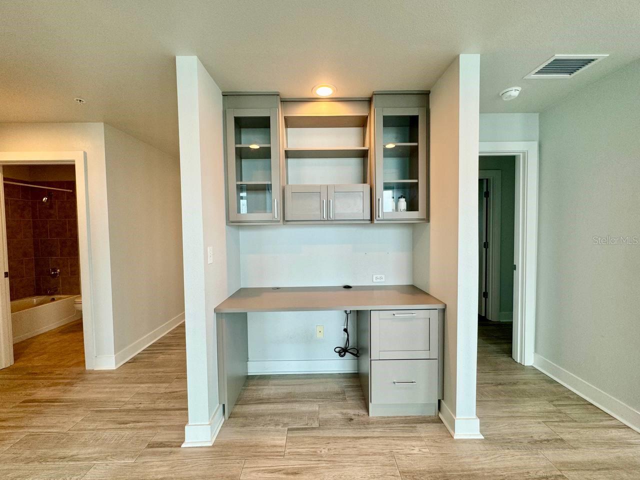 GRAND CENTRAL AT KENNEDY RESID - Residential Lease