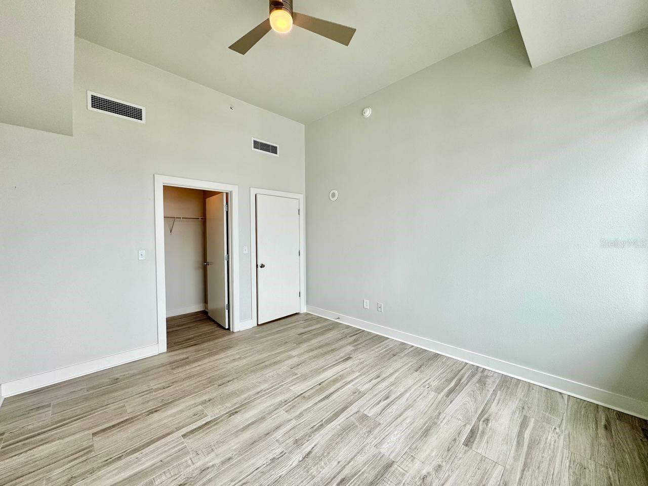 GRAND CENTRAL AT KENNEDY RESID - Residential Lease