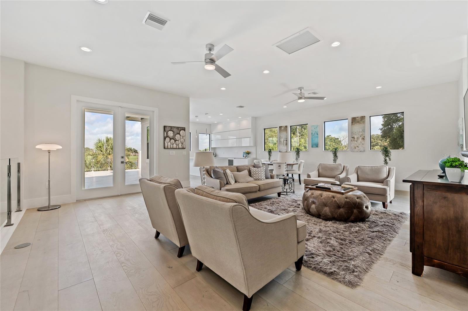 BAY HILL - Residential