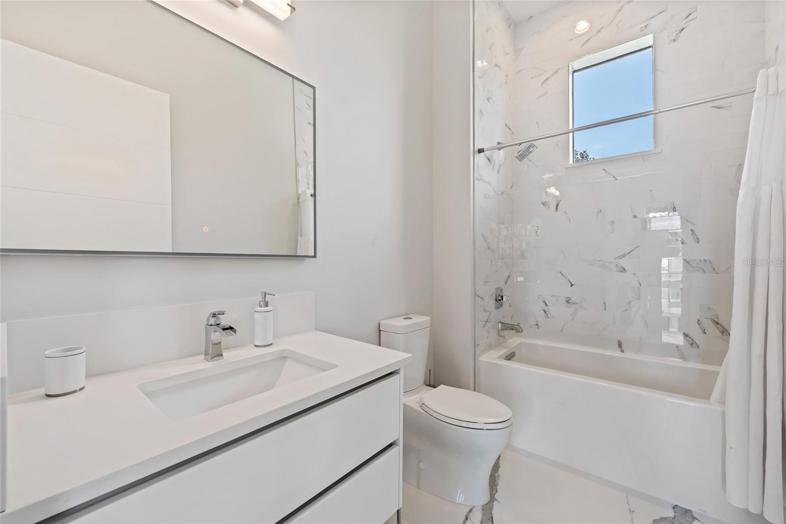 BAY HILL - Residential