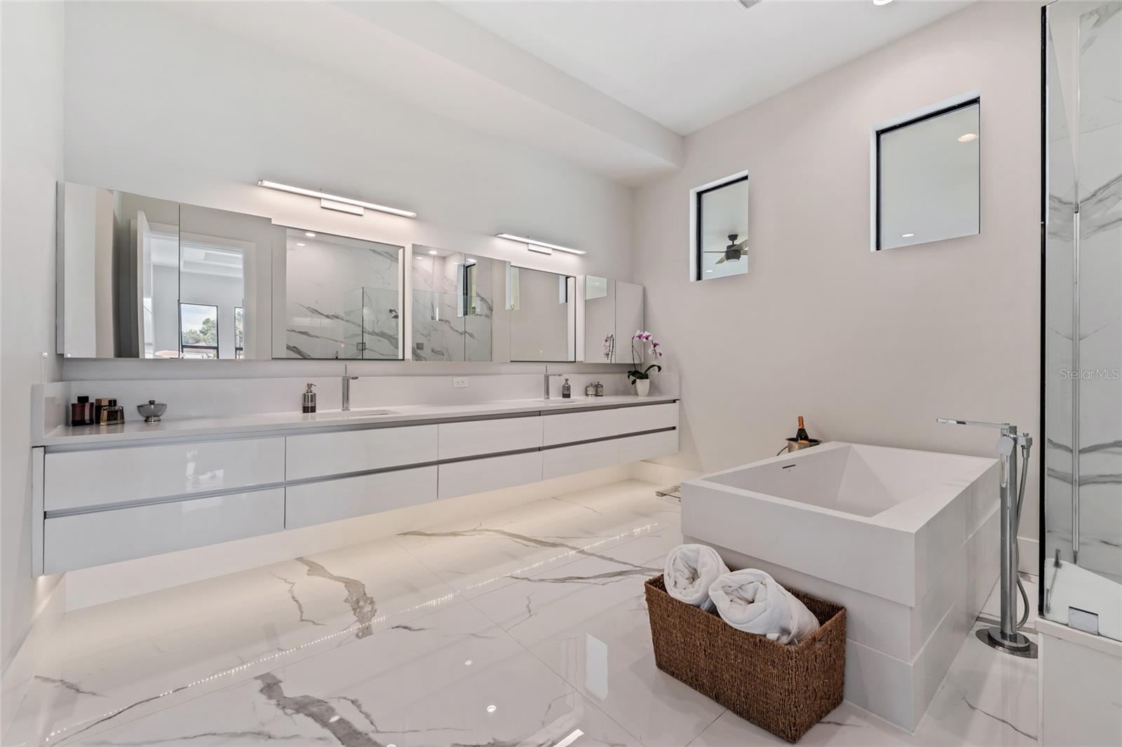 BAY HILL - Residential