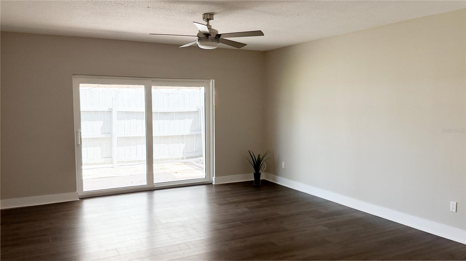 LES CHATEAUX CONDO - Residential Lease