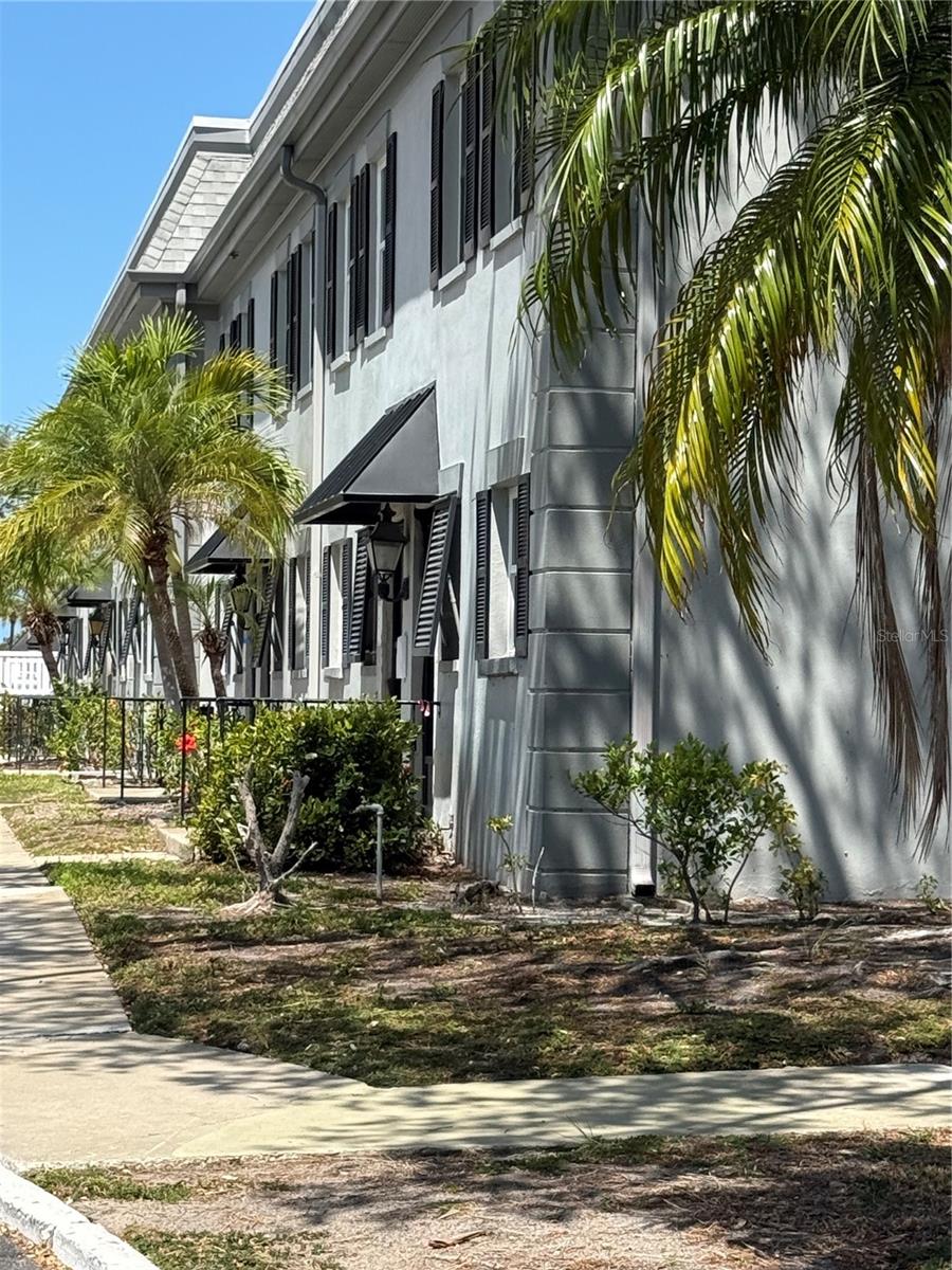 LES CHATEAUX CONDO - Residential Lease
