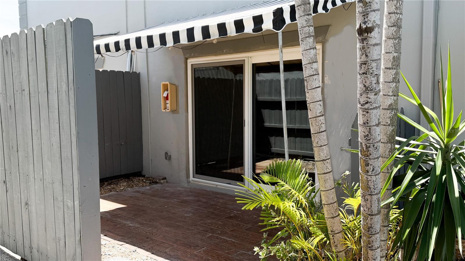 LES CHATEAUX CONDO - Residential Lease